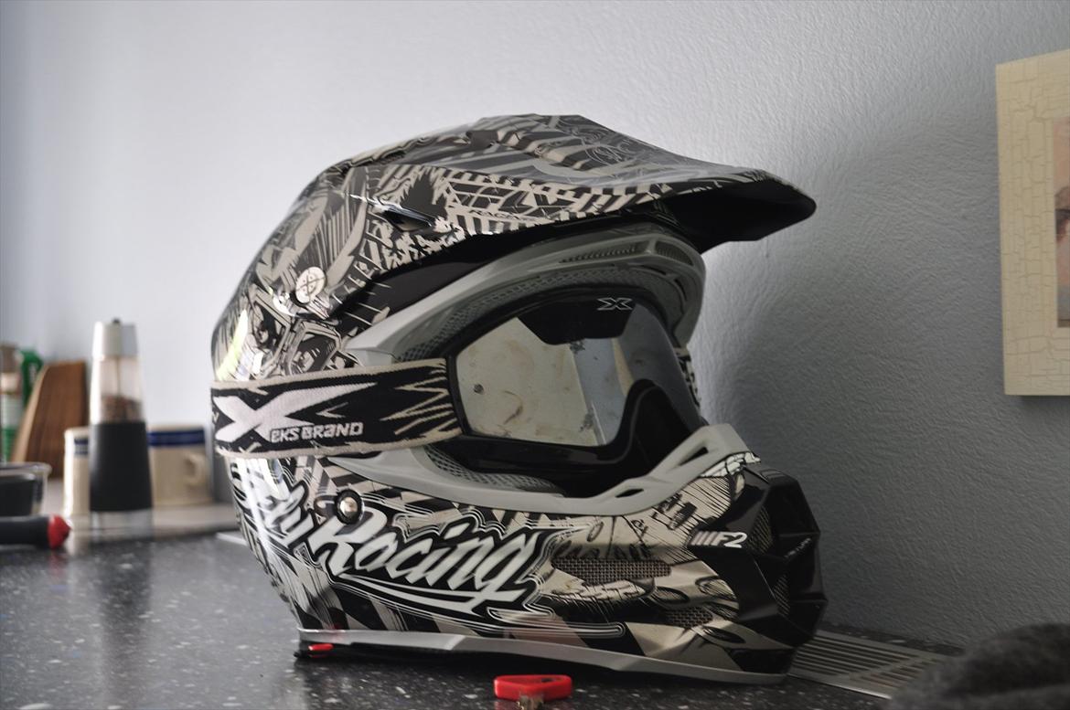 Derbi Senda SM X-treme [ Totalskadet ] - Hjelmen som der køres hård ræs med: 

Fly Helmet - Racing F2 Carbon 
EKS Brand Goggles
- alt i alt totalt lækkert grej! billede 16