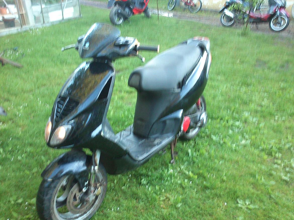 Piaggio nrg - ja jeg ryster på hænderne ja men har ikke fået nok cola så have lidt abstinenser men har ikke noget cola problem  billede 1