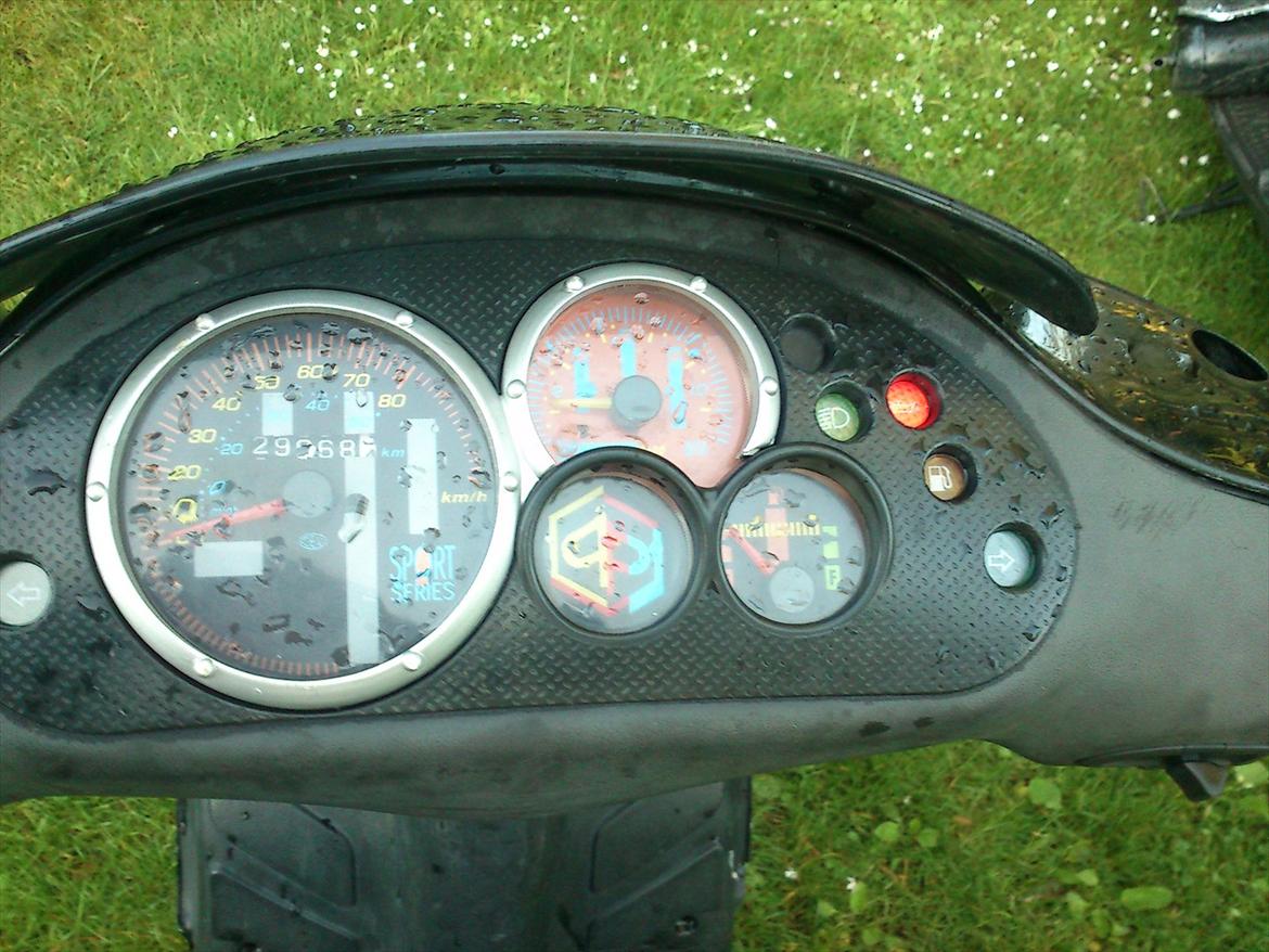 Piaggio nrg - olie beholder er tom ja og nej der er ikke batteri på så rmp tæller viser ikke rat meget nej men den virker  billede 6