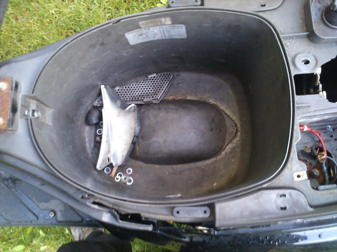 Piaggio nrg - der er lidt plastik som der ikke er sat på inu men vil ikke sætte det på før jeg har til den anden side  billede 7