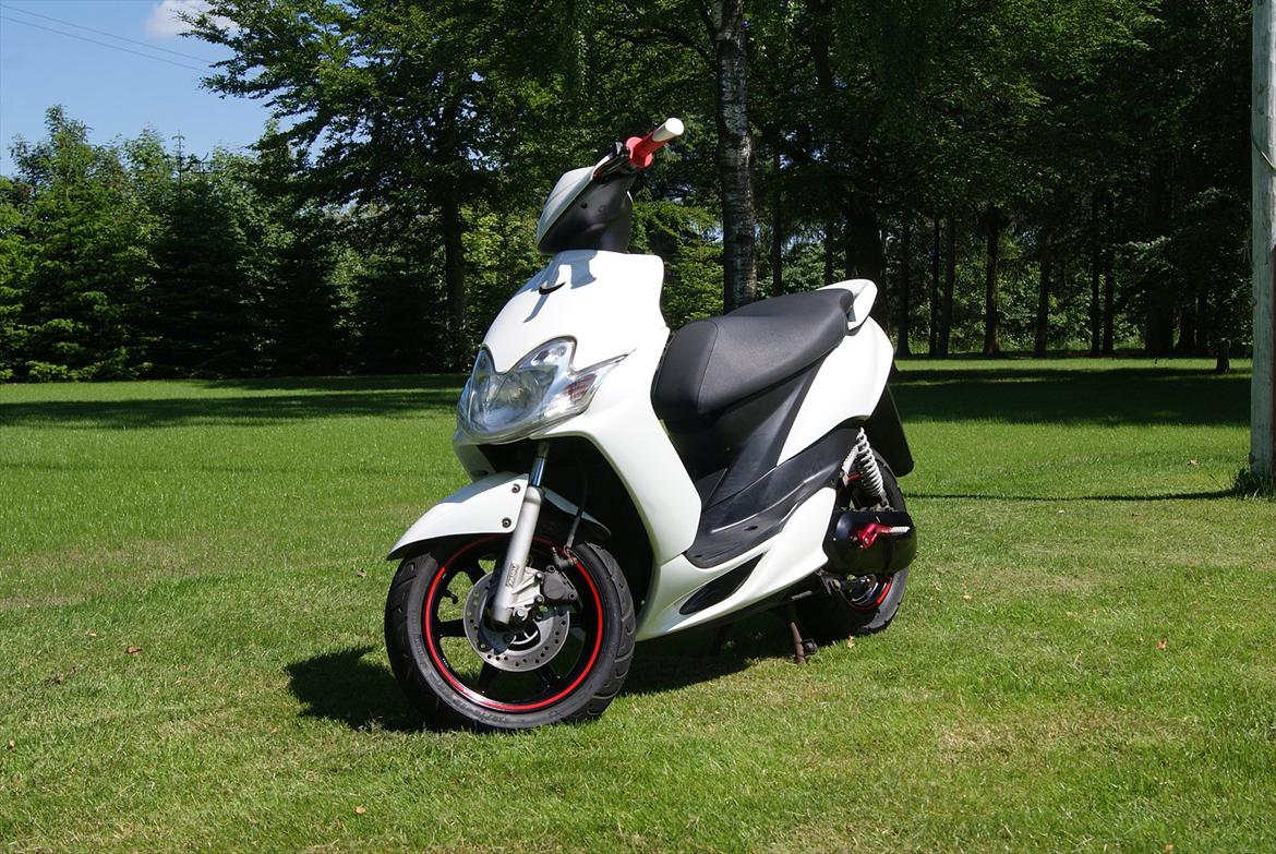 Yamaha Jog R Perlemorshvid - Færdig! Så blev min Yamaha færdig, i kan se hvordan det gik til her!!
http://www.scootergalleri.dk/vid_vis.aspx?VideoID=96735 billede 10