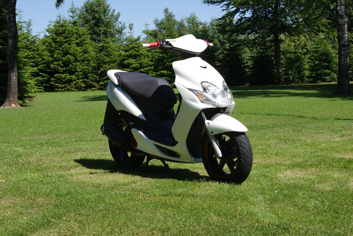 Yamaha Jog R Perlemorshvid - Færdig! Så blev min Yamaha færdig, i kan se hvordan det gik til her!!
http://www.scootergalleri.dk/vid_vis.aspx?VideoID=96735 billede 4