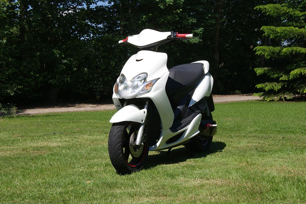 Yamaha Jog R Perlemorshvid - Færdig! Så blev min Yamaha færdig, i kan se hvordan det gik til her!!
http://www.scootergalleri.dk/vid_vis.aspx?VideoID=96735 billede 5