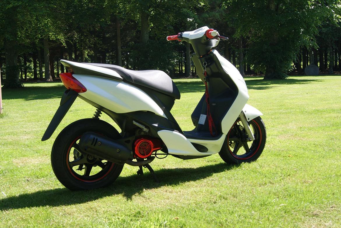 Yamaha Jog R Perlemorshvid - Færdig! Så blev min Yamaha færdig, i kan se hvordan det gik til her!!
http://www.scootergalleri.dk/vid_vis.aspx?VideoID=96735 billede 2