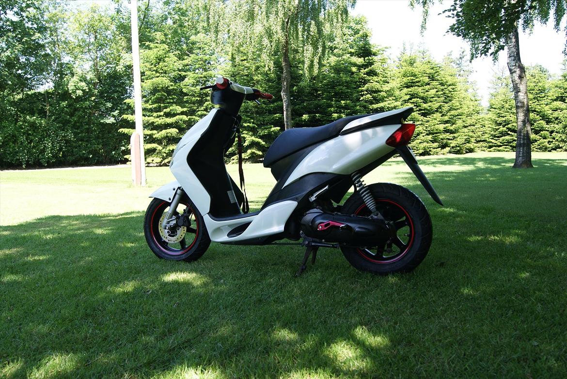 Yamaha Jog R Perlemorshvid - Færdig! Så blev min Yamaha færdig, i kan se hvordan det gik til her!!
http://www.scootergalleri.dk/vid_vis.aspx?VideoID=96735 billede 13