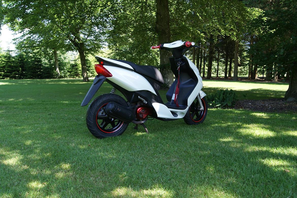 Yamaha Jog R Perlemorshvid - Færdig! Så blev min Yamaha færdig, i kan se hvordan det gik til her!!
http://www.scootergalleri.dk/vid_vis.aspx?VideoID=96735 billede 7