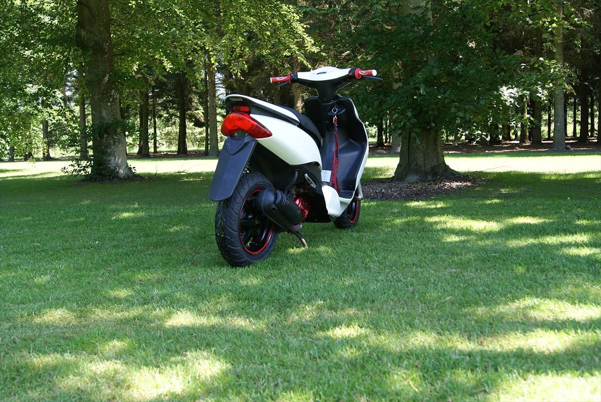 Yamaha Jog R Perlemorshvid - Færdig! Så blev min Yamaha færdig, i kan se hvordan det gik til her!!
http://www.scootergalleri.dk/vid_vis.aspx?VideoID=96735 billede 8