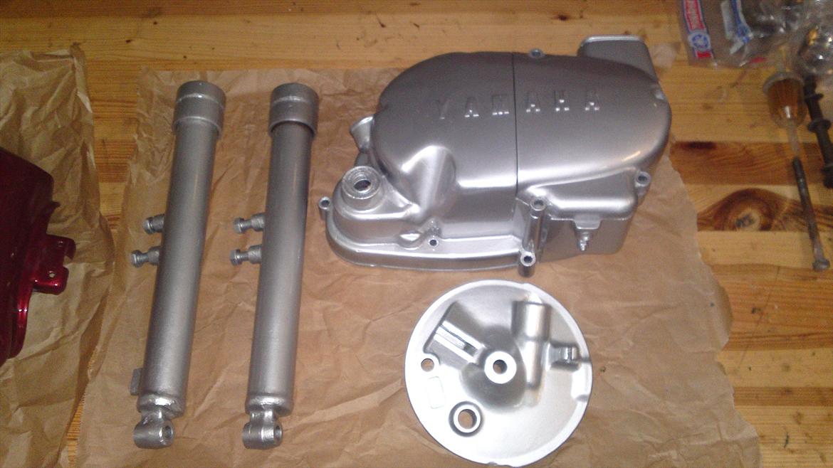 Yamaha FS1 K1 4 Gear - Så er motorskjoldet, ankerpladen og forgaffelbenene lakeret. billede 9