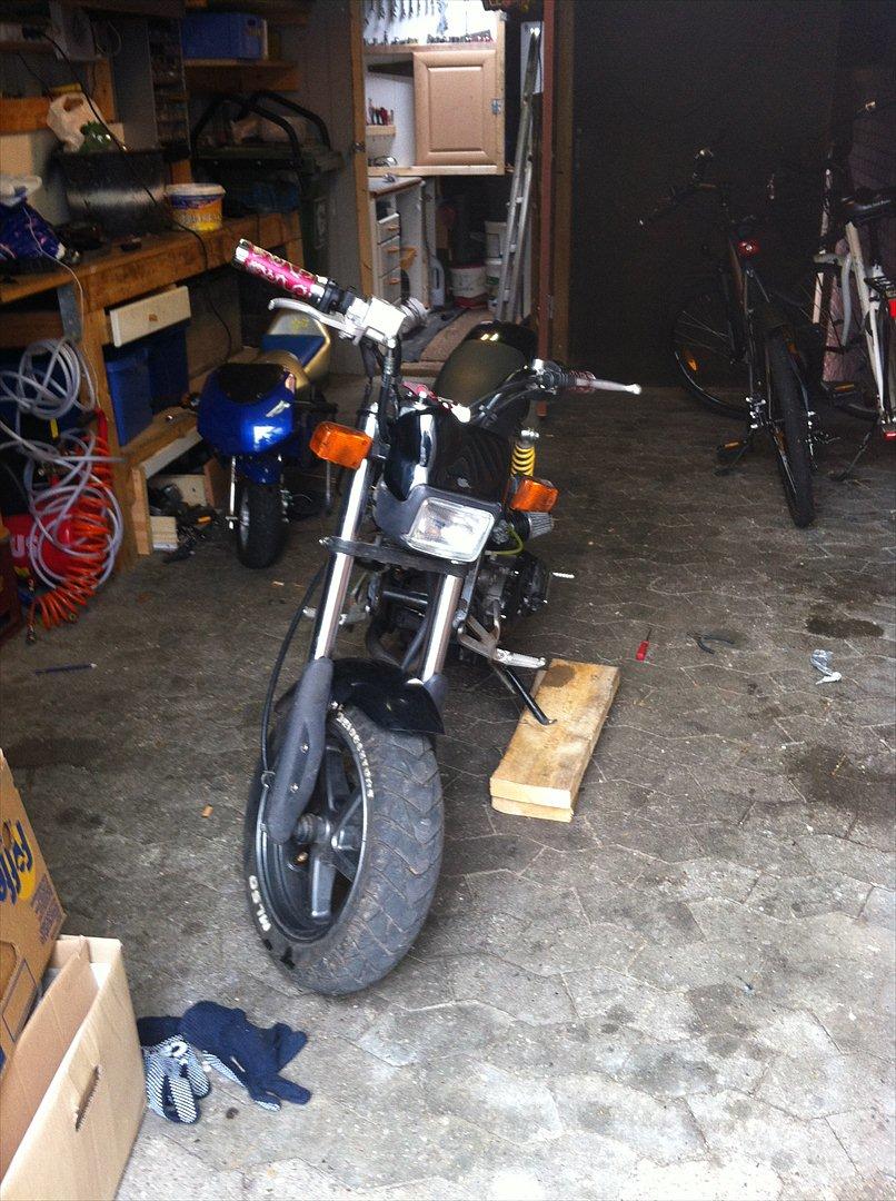 Suzuki Street Magic. - Der jeg fik den hjem.. Jeg satte ny udstødning, karburator,filter og studs på.. viiildt! :) billede 1