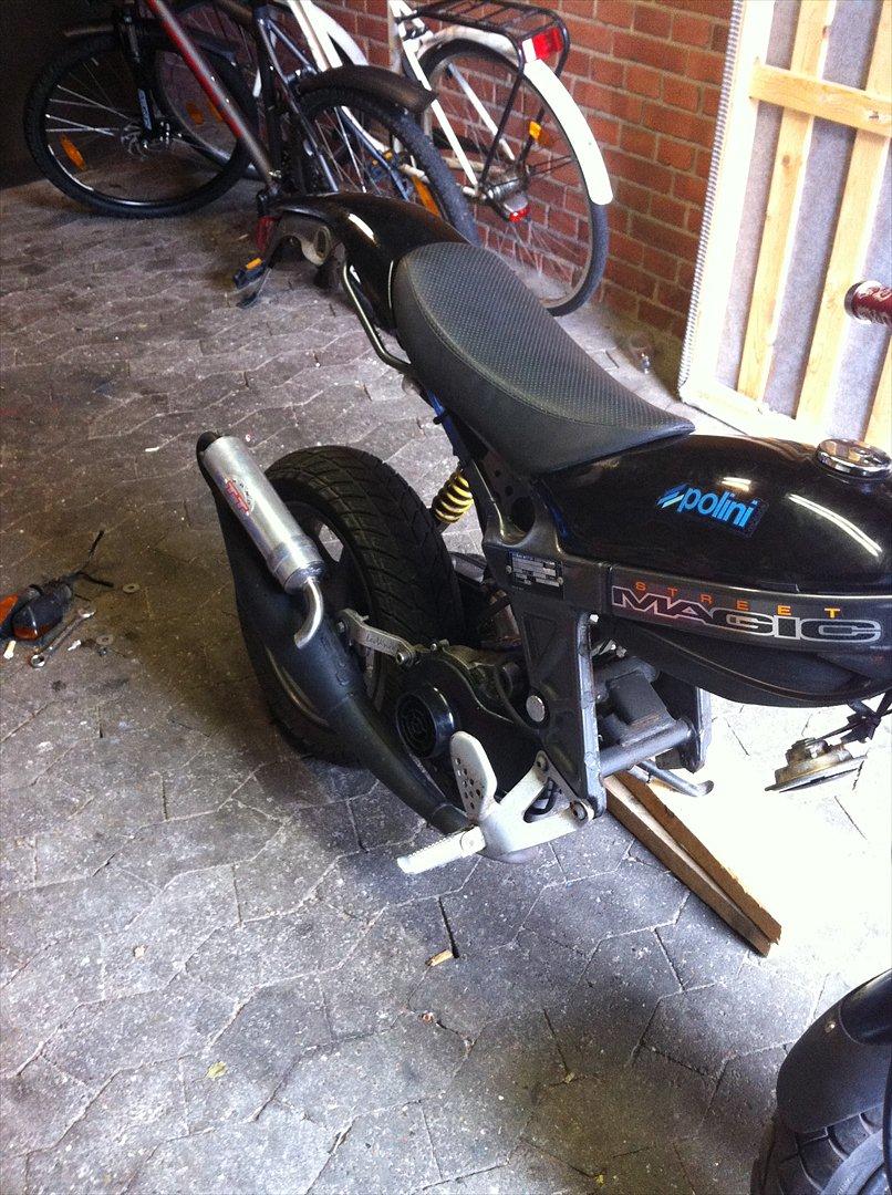 Suzuki Street Magic. - Der jeg fik den hjem.. Jeg satte ny udstødning, karburator,filter og studs på.. viiildt! :) billede 2