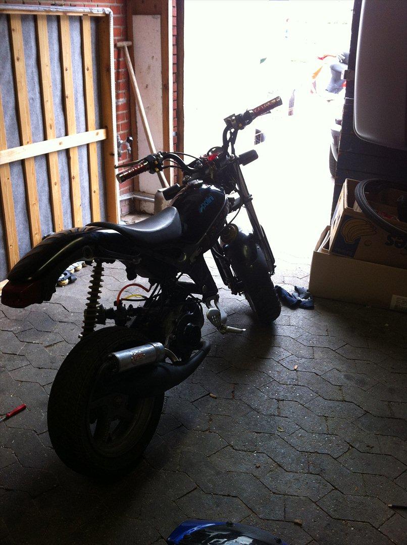 Suzuki Street Magic. - Der jeg fik den hjem.. Jeg satte ny udstødning, karburator,filter og studs på.. viiildt! :) billede 3