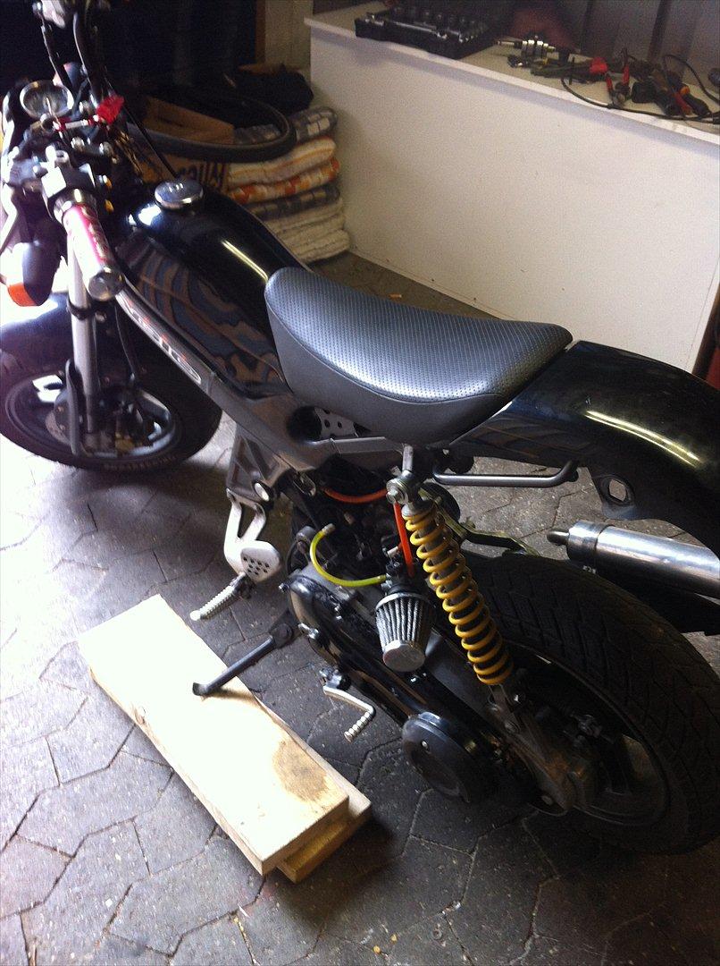 Suzuki Street Magic. - Der jeg fik den hjem.. Jeg satte ny udstødning, karburator,filter og studs på.. viiildt! :) billede 4