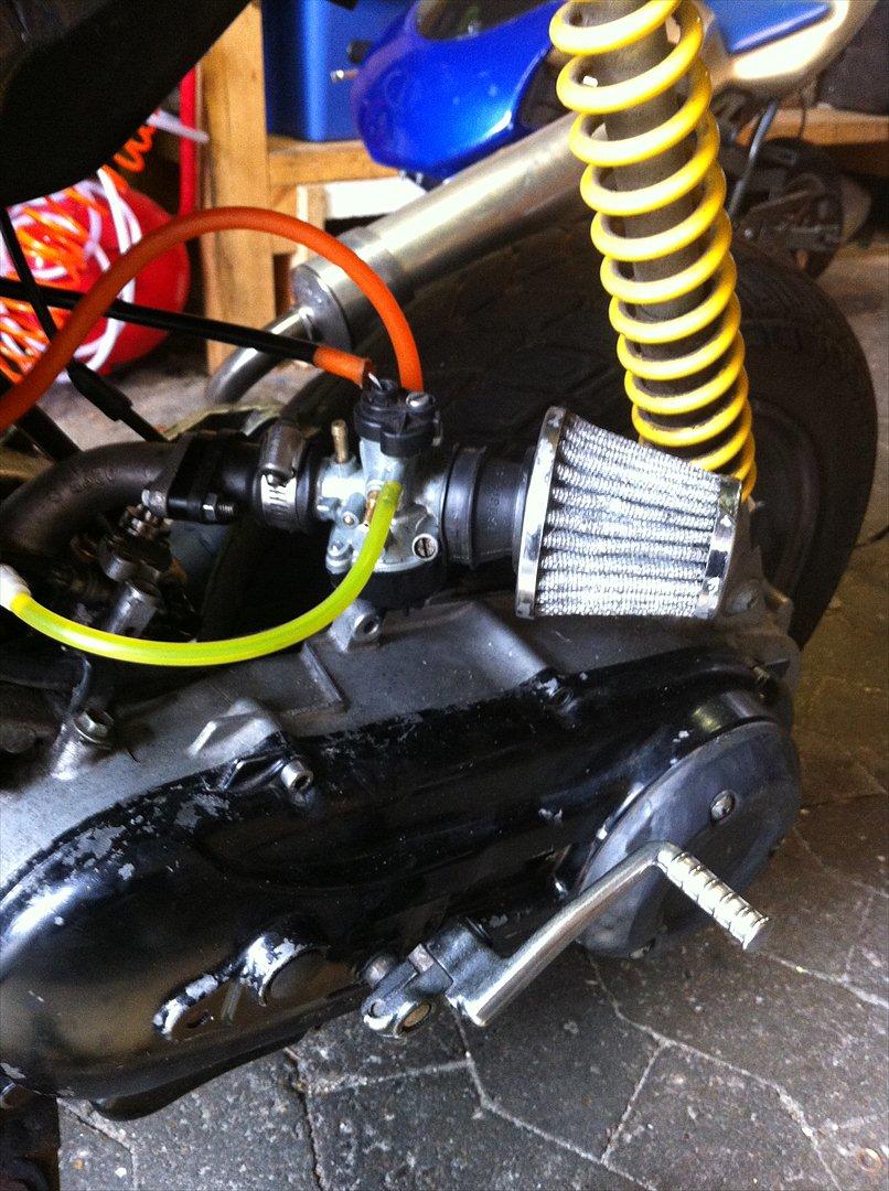 Suzuki Street Magic. - Der jeg fik den hjem.. Jeg satte ny udstødning, karburator,filter og studs på.. viiildt! :) billede 5