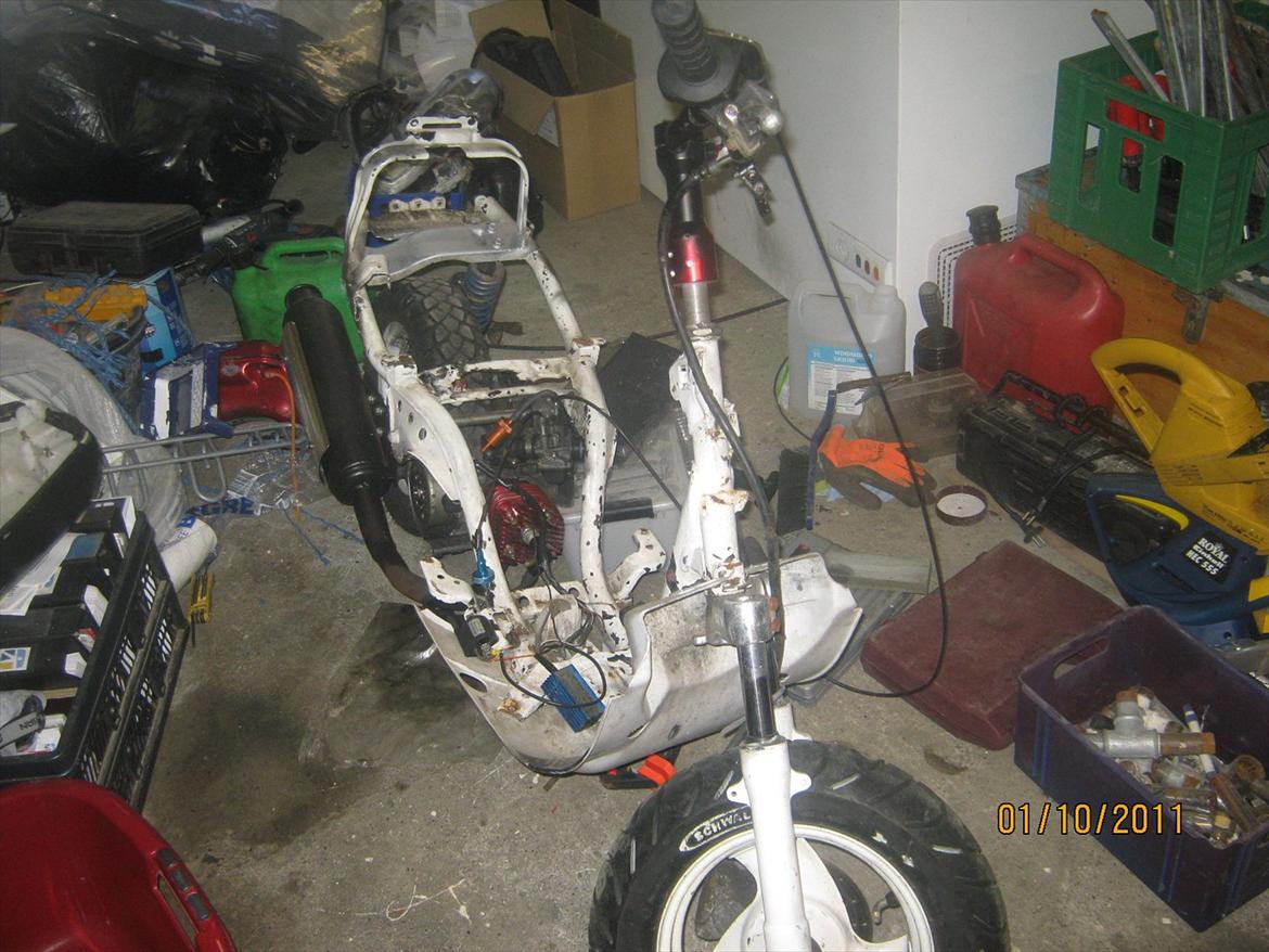 Yamaha jog fs - skal også male stel sort billede 1