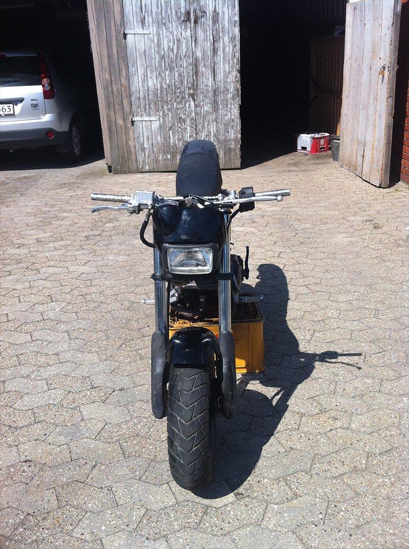 Suzuki Street Magic. - Det hele har været skildt af, ledningsnet osv! Skjoldene er slebet ned, og der er kommet andre ting på! billede 6