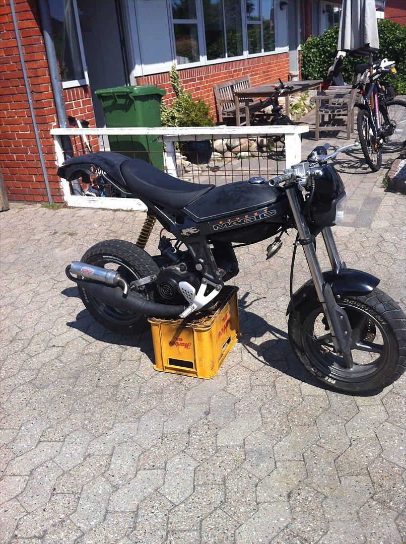 Suzuki Street Magic. - Det hele har været skildt af, ledningsnet osv! Skjoldene er slebet ned, og der er kommet andre ting på! billede 7
