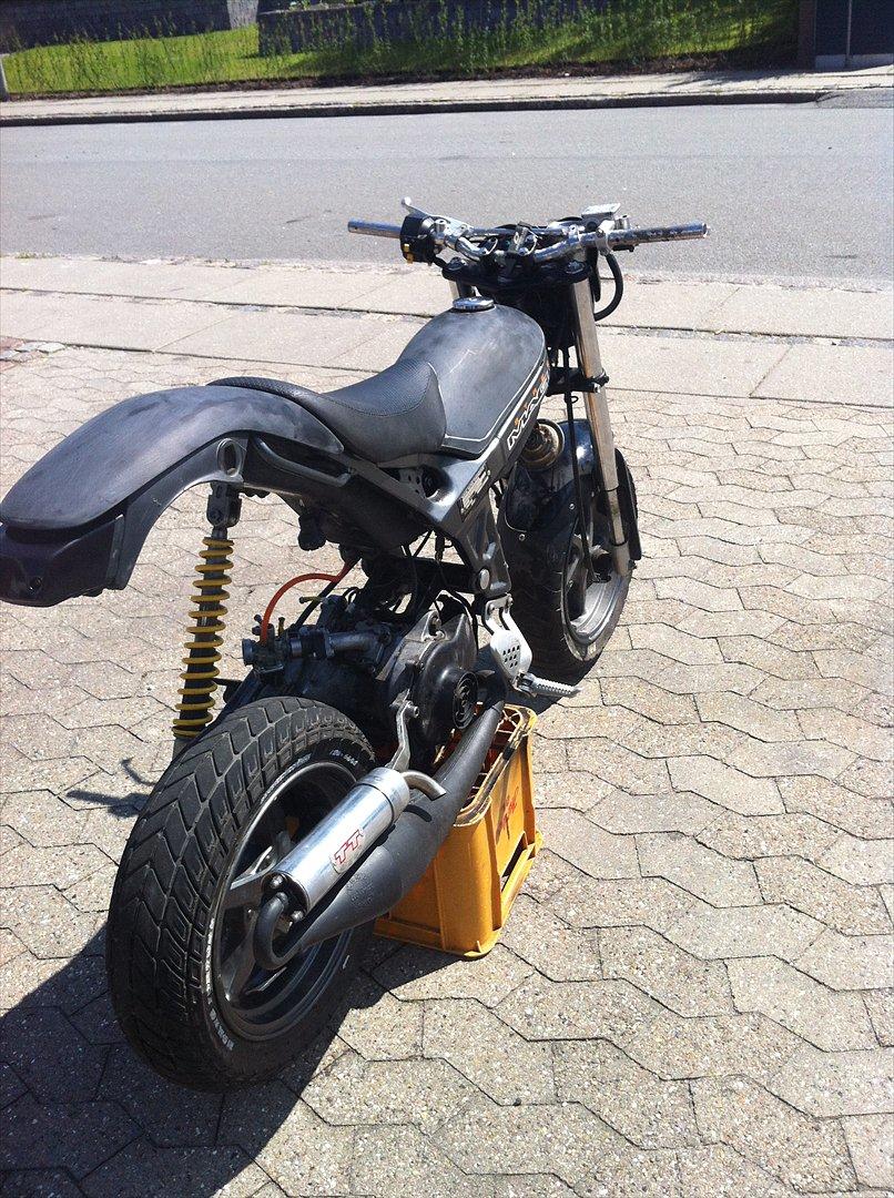 Suzuki Street Magic. - Det hele har været skildt af, ledningsnet osv! Skjoldene er slebet ned, og der er kommet andre ting på! billede 8