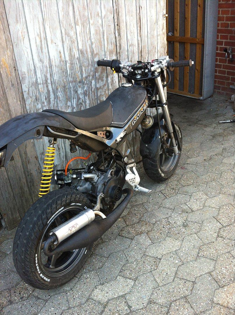 Suzuki Street Magic. - Det hele har været skildt af, ledningsnet osv! Skjoldene er slebet ned, og der er kommet andre ting på! billede 9