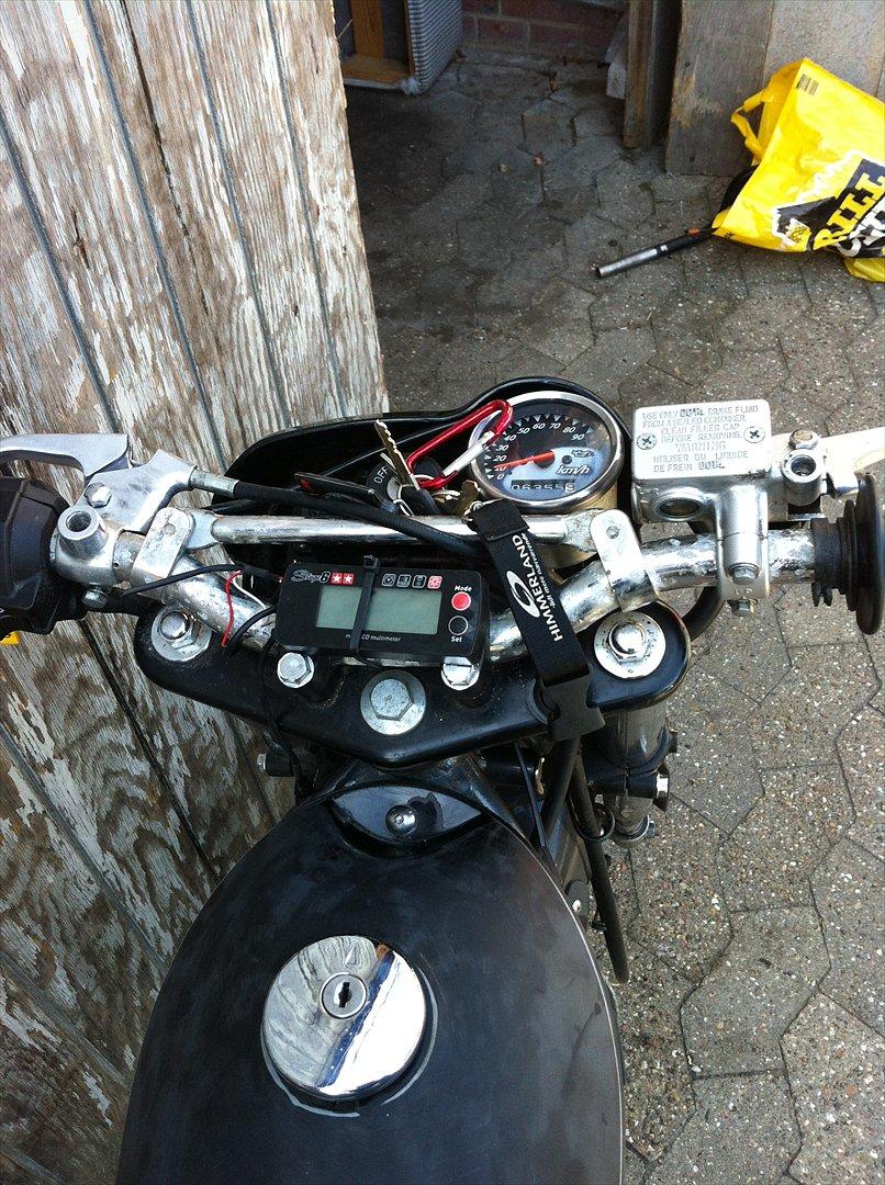 Suzuki Street Magic. - Det hele har været skildt af, ledningsnet osv! Skjoldene er slebet ned, og der er kommet andre ting på! billede 10