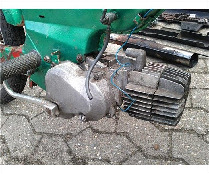 Puch maxi - billede af motoren fra høje side billede 3