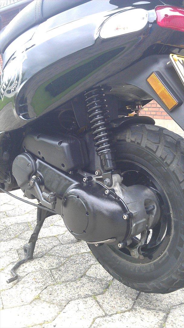 Piaggio Typhoon 50 (SOLGT) - Nymalet variatorskjold og renset motorblok. Synes nu at Tøffen er blevet et vidunder! :P billede 7