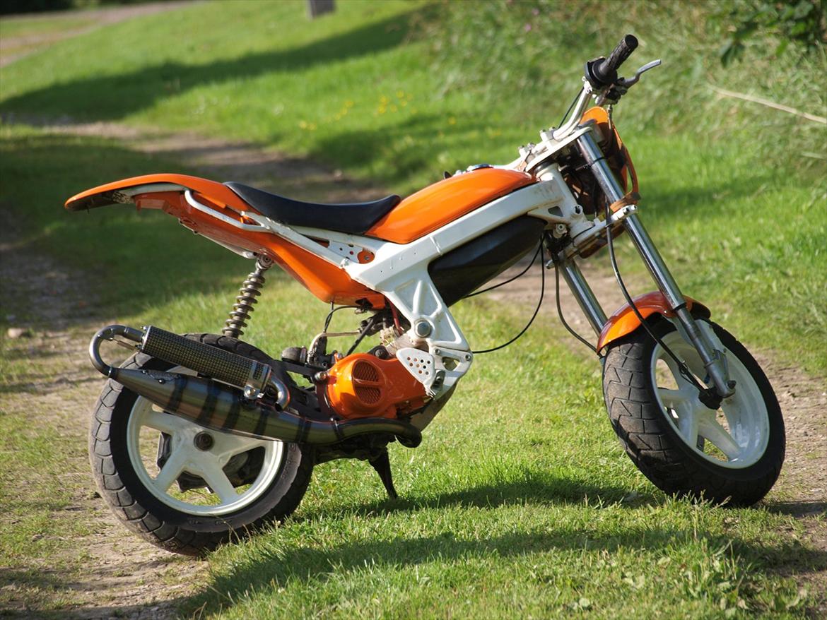 Suzuki Street magic - Margit! 70cc - Lige et stykke nede af mark vejen :-)
Synes det er et skide lækkert billede! billede 2