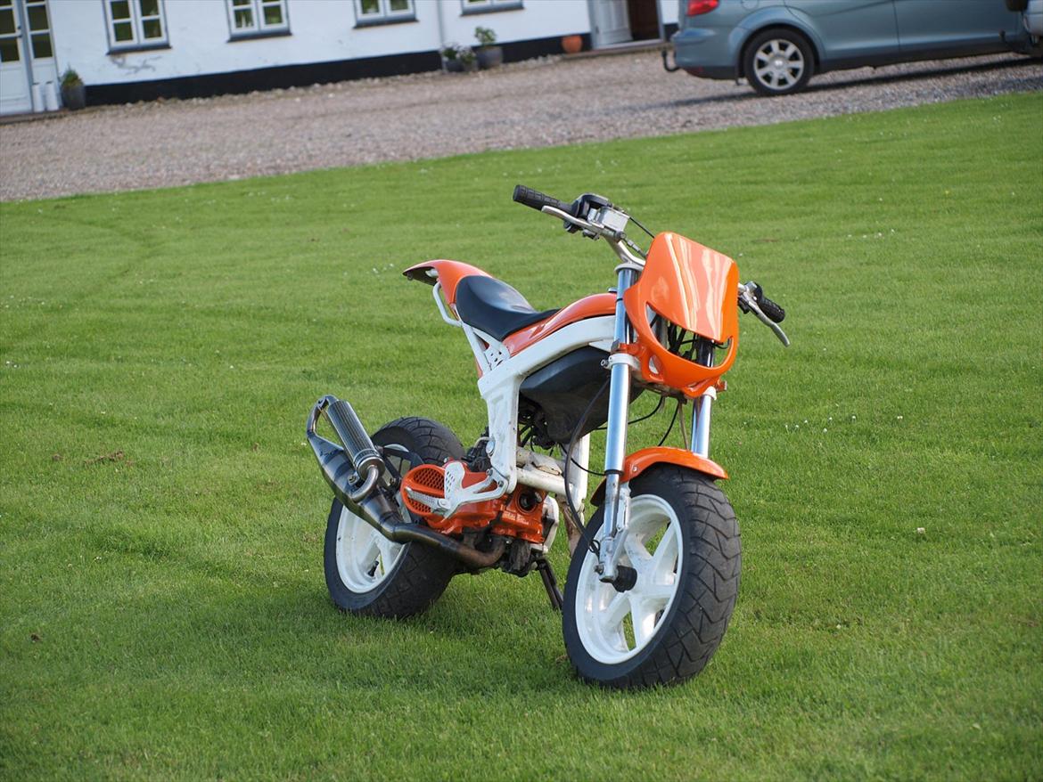 Suzuki Street magic - Margit! 70cc - Ude på græsplænen, foran vores hus :-) billede 3