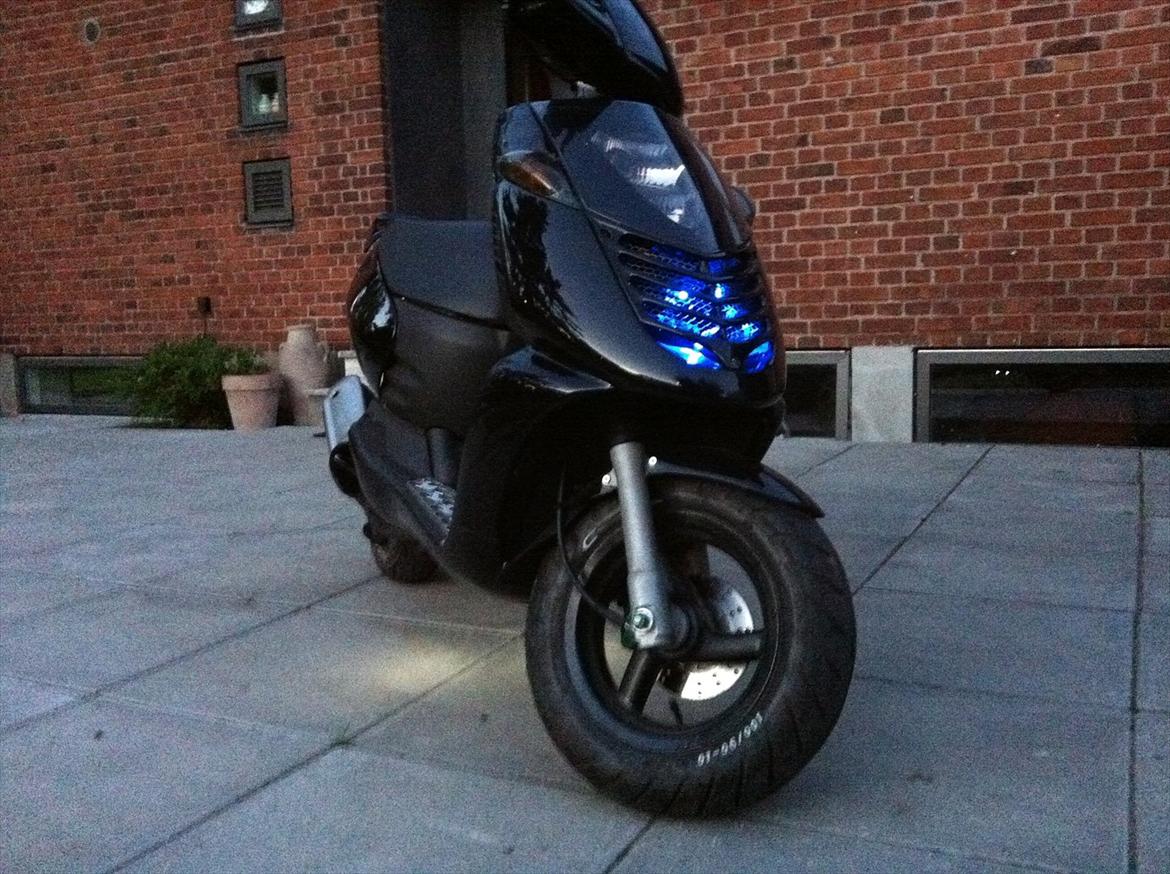 Aprilia Sonic [Byttet] - Foran, med blå og hvide dioder tændt! billede 2