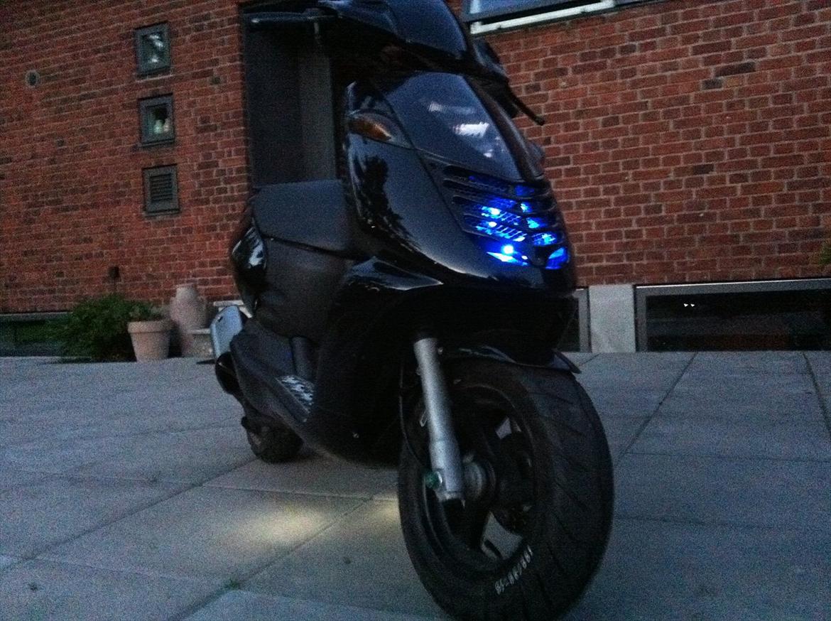 Aprilia Sonic [Byttet] - Foran, med blå og hvide dioder tændt! billede 3