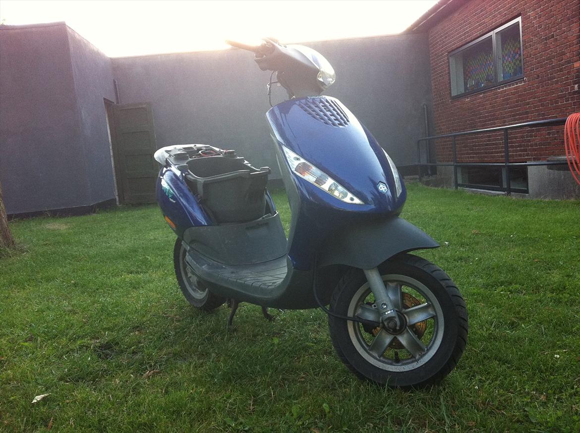 Piaggio zip [Solgt] - Foran, som i kan se mangler sæde billede 1