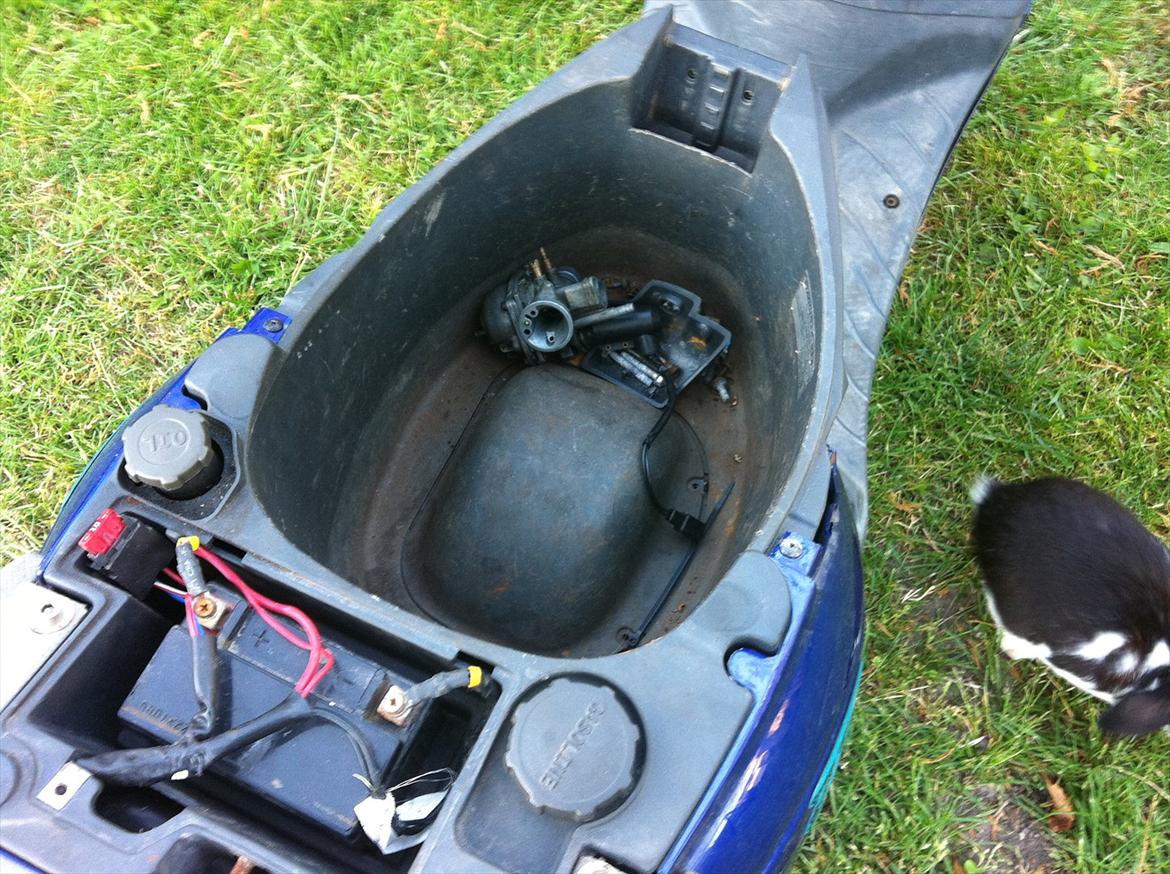 Piaggio zip [Solgt] - kabu er ikke sat fast pga. mangler studs..
følger en masse skruer med. billede 6