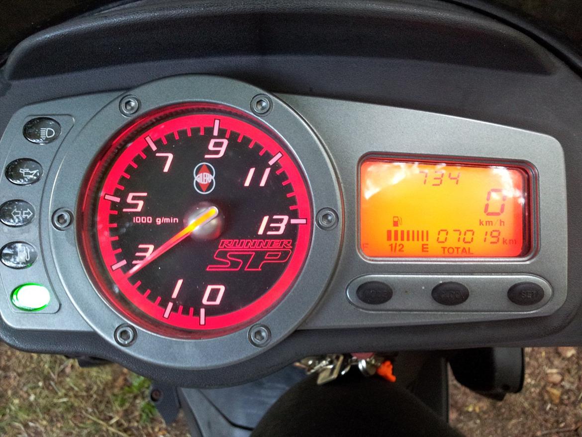 Gilera New Runner SP AC DD - ja langt har den faktisk ikke gået ;) 
fik den da den havde kørt ca 5400, dog havde gamle ejer mishandlet den fuldstændig -.- billede 14