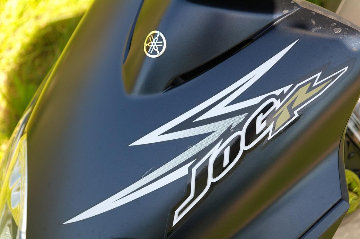 Yamaha Jog R * STJÅLET * - Her kan ridserne i frontskjoldet ses. Ikke noget man ligger mærke til.  billede 5