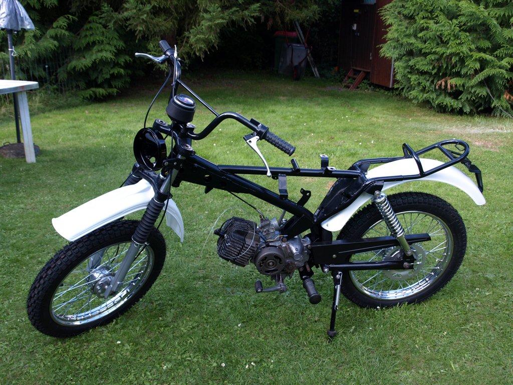 Puch Pioneer MC-3 50 - Bagskærm, styr, greb og div. monteret. Motor prøve monteret billede 12