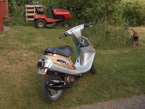 Yamaha Jog FS {SolgT} - god røv med nye glas *blingbling* og min lille basse i bagrunden(ikke havetraktoren jeg mener, hunden) billede 11