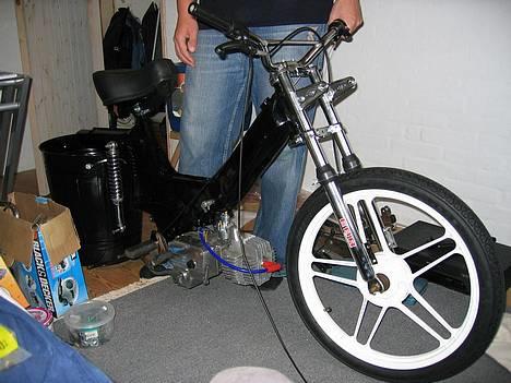 Puch Maxi 2 g projekt - Så blev forgaffel, styr og fælg med dæk sat på! billede 2