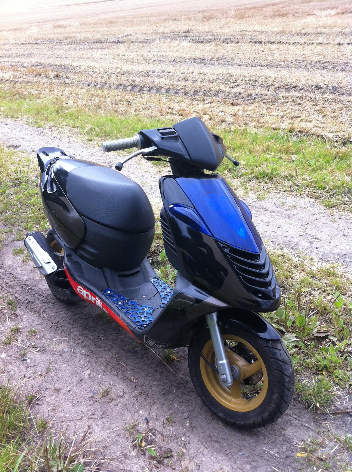 Aprilia sonic ''Gaderacer'' - Dengang den havde standard skjolde er blevet udskiftet med autolakeret skjolde da jeg synes de blev for kedelige har stadig de originale skjolde de er dog bare lidt mere ridset  billede 7