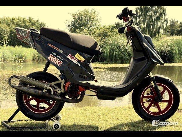 PGO Hot 50.  >> Gold line << billede 1