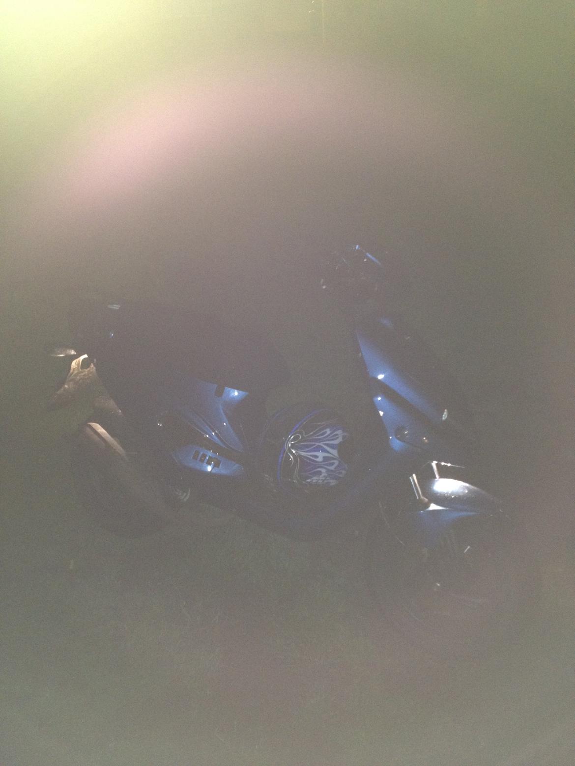 PGO hot 50 med tornado front - tågelygter for og bag en del kraftigere end neon og lyser os bare så dejligt når man kører. billede 16