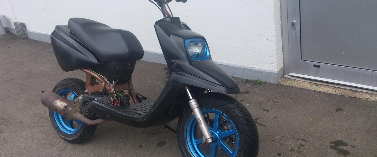 Yamaha booster custom motoren er bare sat løst på,