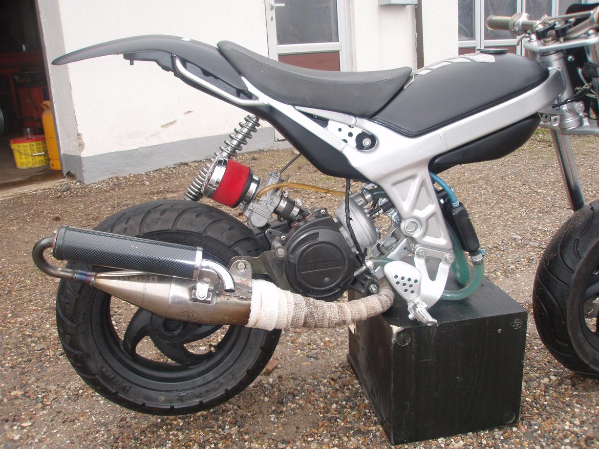 Suzuki Street magic er under om bygning billede 3