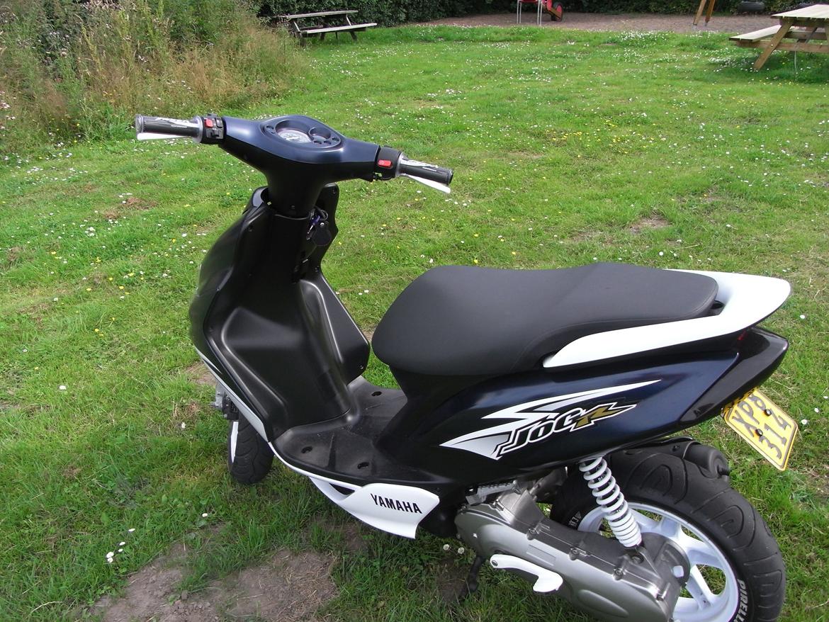 Yamaha Jog r (TOTALT SKADET ) - Næsten hver eneste gang jeg var ude og kører tørret jeg den af, og pudset den. Jeg var utrolig glad for den! :( billede 4