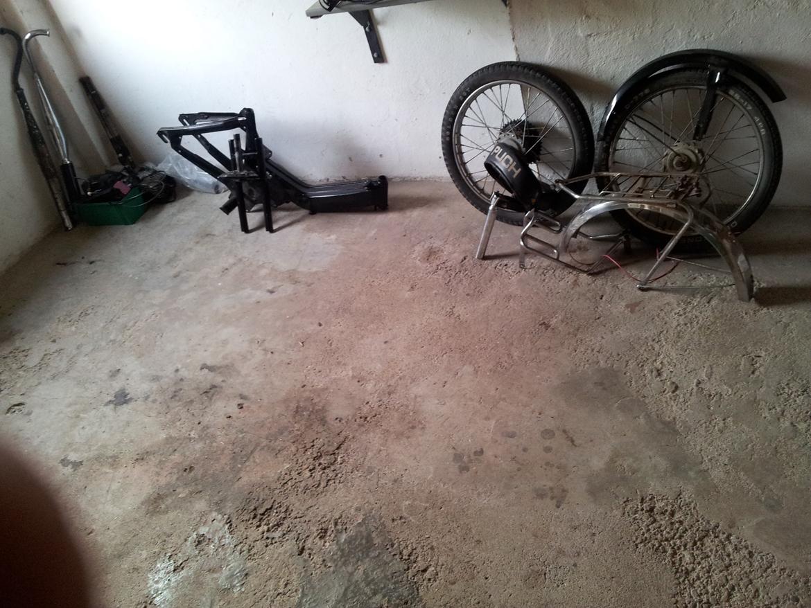 Puch Maxi P [Tidl.Scooter] - Så fik jeg skilt den ad Så skulle den bare  til maler :) billede 3