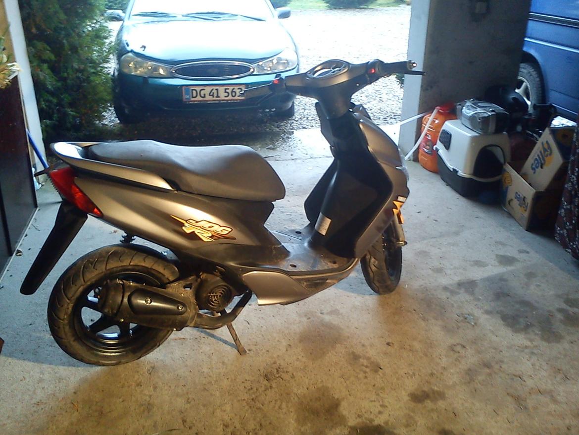 Yamaha jog-R - som den så ud efter jeg havde været igang med spray dåsen, lidt en skam... billede 1