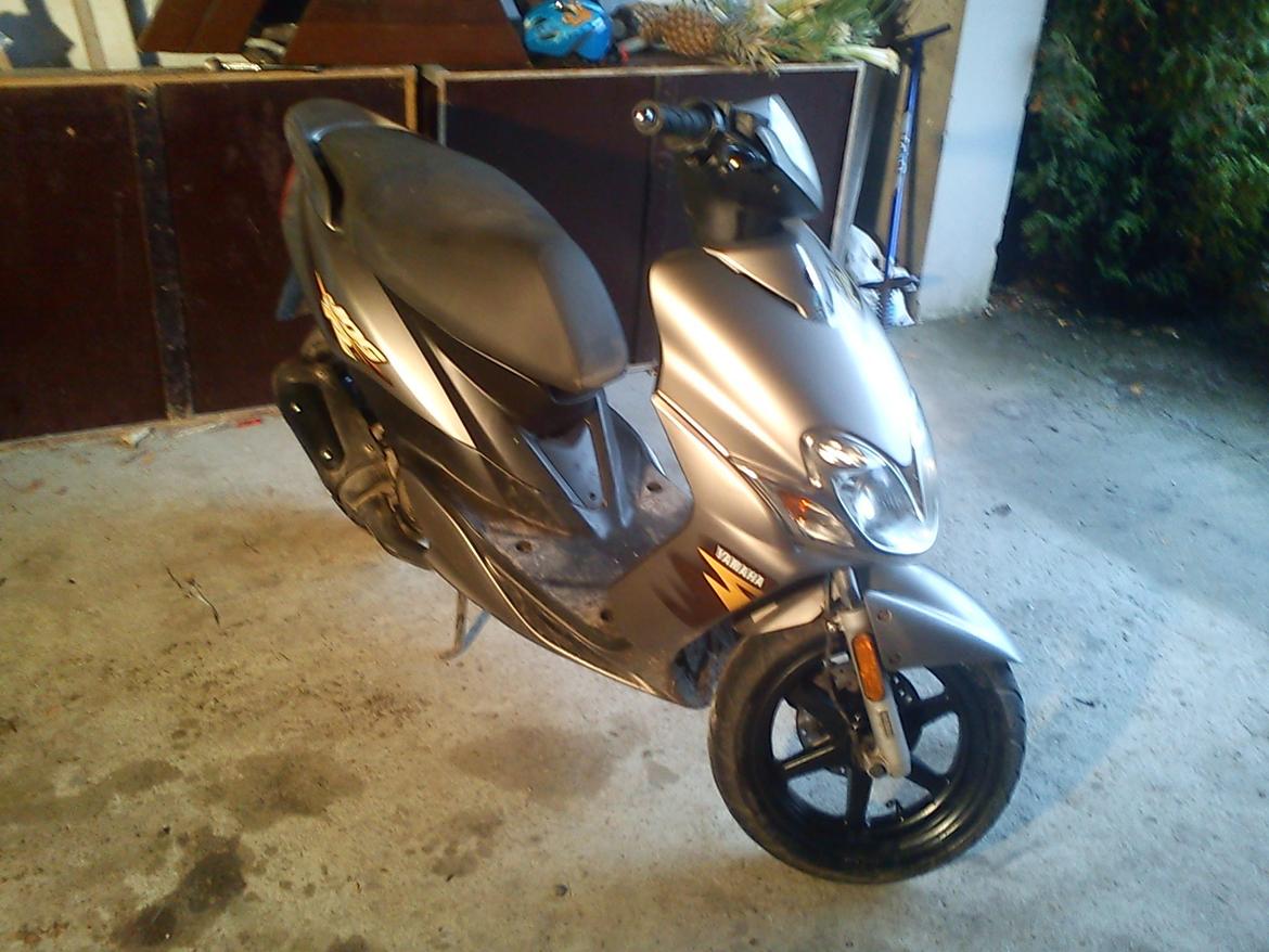 Yamaha jog-R - som den så ud efter jeg havde været igang med spray dåsen, lidt en skam... billede 3