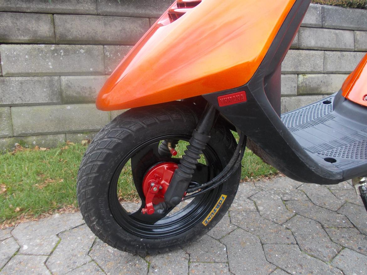 Yamaha Jog FS (Tilsalg) - Billedet snyder en del. I virkeligheden er bremsetromlen og det lille Yamaha skilt helt samme farve som selve skjoldene. billede 6