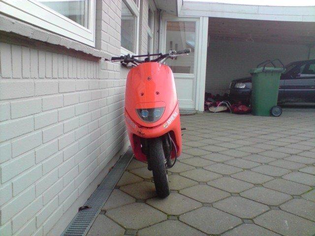 Yamaha Jog space med hot motor billede 1
