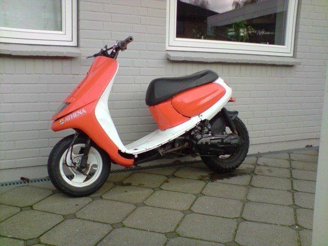 Yamaha Jog space med hot motor billede 3