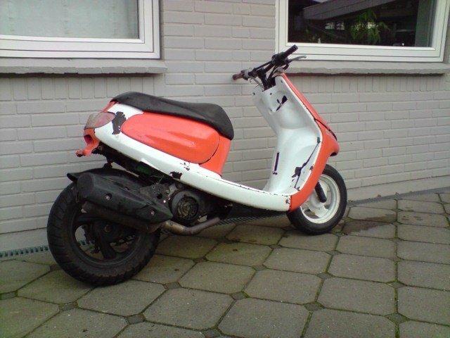 Yamaha Jog space med hot motor billede 4