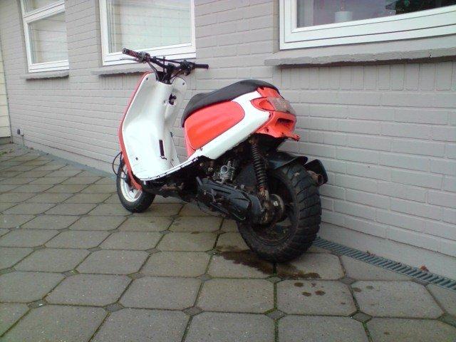 Yamaha Jog space med hot motor billede 5